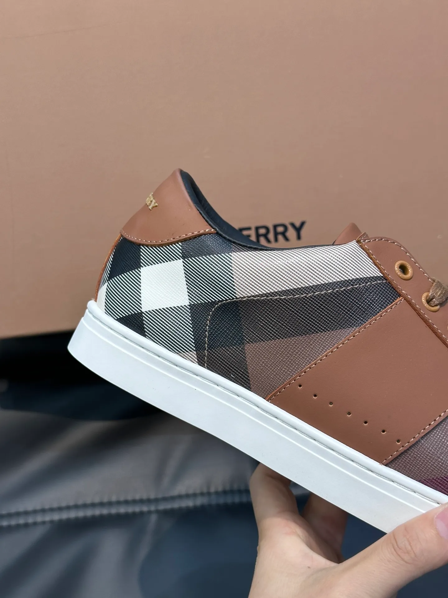 ¥380 B's men's classic low-top sneakers are reinterpreted in Vintage plaid cotton material and decorated with a new brand logo. First-layer cowhide lining, embossed Burberry logo on the heel, and original TPU outsole! Size: 38-44 (45 46 customized)